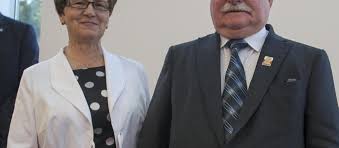 An icon used to represent a menu that can be toggled by interacting with this icon. Przelomowa Decyzja Lecha Walesy Chodzi O Malzenstwo I Rodzine Klamka Zapadla Super Express Wiadomosci Polityka Sport