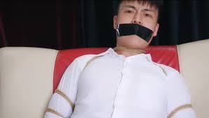 白袜帅哥被捆绑胶带封嘴逃脱失败，袜子堵嘴脱掉鞋子White sock handsome guy is tied up | FansOne 讓創作更有價值