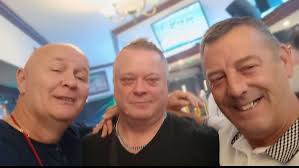 Yesterday I spent the afternoon with my brother in law ken down the Admiral  Vernon . He don't do photos or Facebook. However I bumped into a few old  faces from the