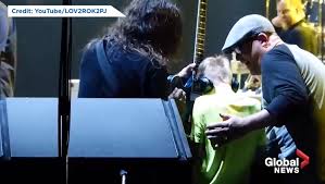 dave grohl invites blind 10 year old rocker on stage to play