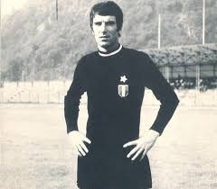 Born 28 february 1942) is a former italian professional football goalkeeper and is the oldest winner ever of the world cup, which he earned as captain of the italian national team in the 1982 tournament in spain, at the age of 40 years, 4 months and 13 days, also winning the award for best goalkeeper of the tournament, and being elected to. Dino Zoff 41 Years 2 Months 17 Days Juventus Marca English