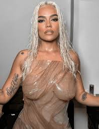 Karol G sorprende a sus fans con un cambio de look