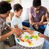 Jugar al aire libre es una estupenda actividad que además de hacer pasar un buen rato a los niños, estimula sus sentidos, les permite desarrollar mejor sus habilidades físicas y conocer a otros niños. 1