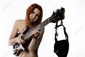 Nackte Rockfrau, Die Auf E-gitarre Auf Einem Weißen Hintergrund Spielt.  Lizenzfreie Fotos, Bilder Und Stock Fotografie. Image 97109554.
