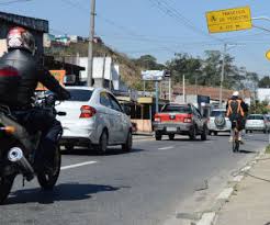 Pista 'estreita' na Av. Francisco Marengo traz riscos a pedestres