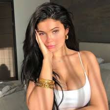 The sun, 25 мая 2021. Kylie Jenner Postet Bild Im Fast Durchsichtigen Kleid Fans Achten Auf Detail Und Spotten Stars