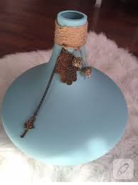 Öncelikle öncelikle kavonozlarım ağız kısmına kağıt bant yapıştırıp beyaz akrilik boya ile 5 kat aralarda kurumasını bekleyerek boyadım. Eski Bir Cam Sise Mavi Akrilik Boya Ile Boyandiktan Sonra Jut Ip Ve Kolye Aksesuarlari Ile Suslenerek Nasil Dekoratif Bir Objeye Donus Cam Sise Sise Akrilikler