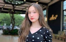 On first glance perhaps it´s her trademark orange sunglasses and presence that can beam a smile from. Biodata Dan Profil Laura Moane Tiktoker Cantik Pemeran Lesti Di Sinetron Djs Lengkap Umur Dan Agama Mantra Sukabumi