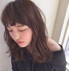 野暮ったく見える原因は前髪かも 今っぽ前髪でダサ見え回避 hair 40代 ヘアスタイル セミロング カラフルヘア オン眉