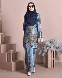 Baju kurung mugfa menggunakan material kain satin velvet import yang membuat look anda terlihat mewah dan gemerlap. Baju Kurung Batik Satin Silk Najiha Sea Blue Muslimahclothing Com