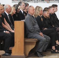 Check spelling or type a new query. Trauerfeier Franz Beckenbauer Verabschiedet Seinen Sohn Stephan Welt