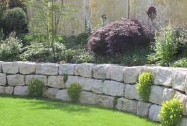 Eine terrasse ist die am meisten übersehene ecke ihres hauses. Schwergewichtsmauer Granitquadermauer Stutzmauer