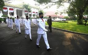 Untuk melaksanakan upacara bendera dalam acara kenegaraan atau acara resmi diperlukan kelompok pengibar bendera negara kesatuan republik indonesia adalah petugas yang ditunjuk untuk mengibarkan bendera negara dengan anggota paling sedikit tiga orang. Jnichgyrbwvm
