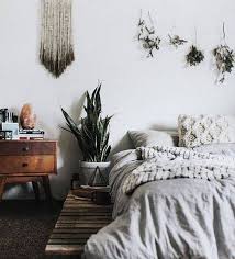 31 Minimalist Bedroom Decor Ideas With Beautiful Hanging Plants Minimalistbedroom Sovrumsideer Interior Inredning Sovrum