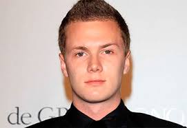 Irmão de Paris Hilton sofre grave acidente de carro