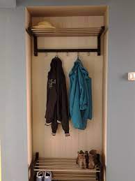 kapstok hal gang kast voor jassen met onderaan schoenenrek en bovenaan hoedenplank gemaakt in vroegere deuropening achter deuropening schoenenrek kast