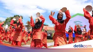 Kehadiran tari di depan penikmat tari/penonton bukan sekedar menampilkan serangkaian gerak yang tertata dengan baik, rapi, dan indah semata, namun juga perlu dilengkapi dengan berbagia unsur pendukung dalam penampilannya agar suatu tampilan tari dapat memiliki daya tarik atau pesona tersebdiri bagi penikmat/penonton yang menyaksikannya. Apa Saja Properti Tari Piring Yang Digunakan Dalam Pentas