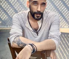 Σάστισε ο πάνος μουζουράκης με την αποκαλυπτική εμφάνιση παίκτριας media. O Panos Moyzoyrakhs Den Krybei Pia Th Nea Toy Sxesh Vid To10 Gr