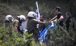 Απίστευτο βίντεο: Τα ΜΑΤ ΧΤΥΠΟΥΝ λυσσαλέα και ΓΚΡΕΜΟΤΣΑΚΙΖΟΥΝ ...