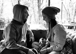 İzmir eşrefpaşa lisesi'nden 1991 yılında mezun oldu ve aynı yıl anadolu üniversitesi devlet konservatuvarı tiyatro oyunculuğu bölümünü kazandı. Demet Ozdemir Den Oguzhan Koc A Romantik Kutlama