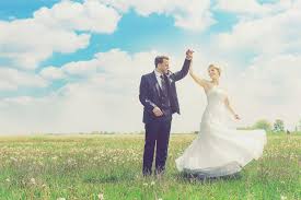 Entdecke brautkleider für jeden stil, jede größe und jedes budget. Brautkleider Fur Kleines Budget So Kannst Du Bei Deiner Hochzeit Kosten Sparen Hochzeitsmagazin Und Blog