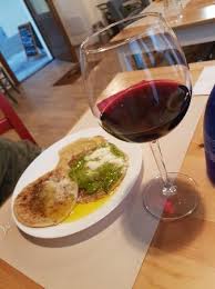 Panigacci e testaroli si ottengono con lo stesso impasto, ma sono due preparazioni molto diverse tra loro: Tris Di Testaroli Pesto Olio E Formaggio Crema Di Crudo Picture Of Mangiaro Panigacci E Co Brugnato Tripadvisor