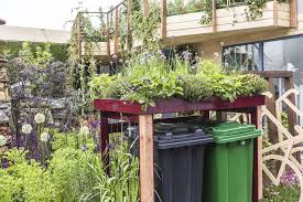 Besonders Schon Fugt Sich Dieser Bepflanzte Unterstand In Die Umgebung Ein Da Werden Die Mulltonnen Glatt Zur N Mulltonnen Verstecken Diy Gartenbau Vorgarten
