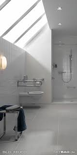 Barrierefreies Badezimmer Mit Ebenerdiger Dusche Behindertengerechtem Wc Barrierefreier Badewanne In 2020 Moderne Hausentwurfe Barrierefreie Duschen Barrierefrei Bad