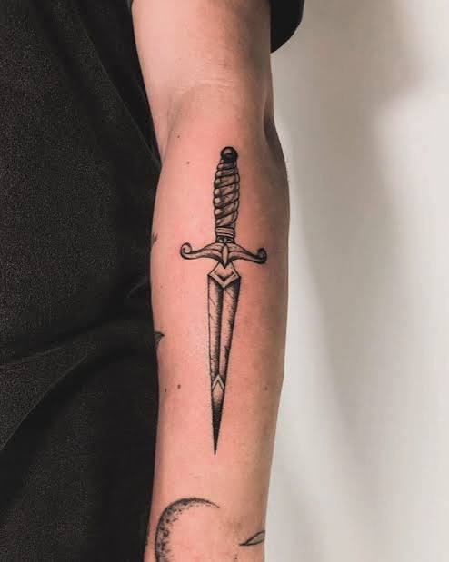 25 Dagger Tattoo Ideas 2025: Bold Stylish Gothic Feminine Floral Snake Rose and other Designs | Traditional dagger tattoo, Knife tattoo, Knuckle tattoos