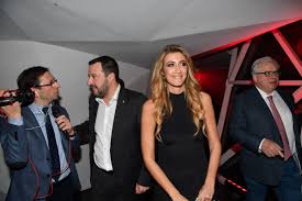 È una delle giornaliste più apprezzate, racconta sempre la verità senza alcun timore non risparmiando commenti diretti e fuori dai denti. Matteo Salvini Si Accomoda Alla Cena Di Annalisa Chirico Le Foto Di Pizzi Formiche Net