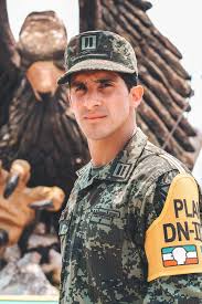 Detrás de la máscara de duende se encontraba el clavadista mexicano rommel pacheco. Celebra Rommel Pacheco El Dia Del Ejercito Mexicano Punto Medio