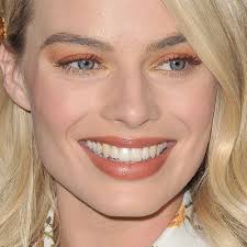 Margot Robbie's Makeup Photos & Products