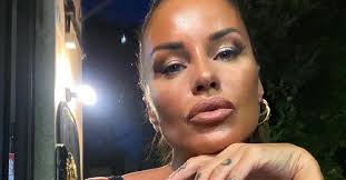 Per informazioni, eventi e pubbliche apparizioni potete scrivere a antonella.mosetti@yahoo.it. Antonella Mosetti Oggi Spettacolo In Spiaggia Da Pop Corn E Patatine Il Tipo Dietro Sembra Al Cinema