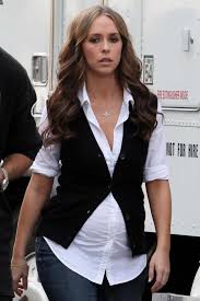 Jennifer Love Hewitt Pregnant On The Set Jennifer Love Hewitt Jennifer Love Celebrity Maternity Style