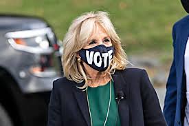 Joe biden's wife, jill biden, should stop insisting on people calling her dr. because her doctorate is meaningless. Jill Biden In Kleid Und Blazer Zur First Lady Gala De