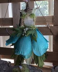 Trabajo De Hadas De Oliva Miniaturas Vestido En El Jardin Vestido De Hadas Miniatura Con Rama Vestido Stand Handcrafted Por Oliva Hadas Y Manualidade