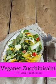 Zucchini Rezept Vegetarisch Leckerer Und Erfrischender Salat Mit Gruner Und Gelber Zucchini Pini Zucchini Rezepte Vegetarisch Zucchini Rezepte Vegane Salate