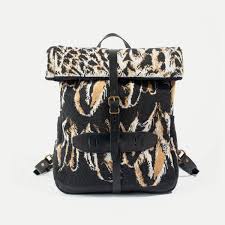 La Collection Capsule Bleu De Chauffe X Maison Montagut Est Inspiree Par L Univers Alpin Celebrant La Soif Des Grands Es Sac Cuir Sac