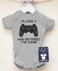 Spieler 4 Hat Das Spiel Betreten Gamer Baby Shirt Geek Baby Kleidung Geburtsanzeige Lusti