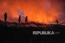 Savesave alat pemadam api for later. Api Di Lokasi Kebakaran Lapak Ban Bekas Belum Padam Republika Online