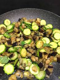 Ricordati di rimuovere l'aglio prima di condire la polenta. Polenta Vegana Con Verdure Spadellate E Mandorle Ricette Al Volo