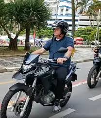 Bolsonaro pilota moto em passeio por vários pontos de brasília. Bolsonaro Passeia De Moto E Brinca Com Folioes No Guaruja Brasil Pleno News