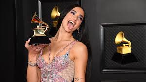 Dua lipa transported us back to versaceopolis at the american music awards. Dua Lipa Wears Red Hair For Versace