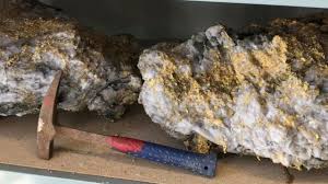 Tambang yang juga memastikan batu yang dimiliknya mengandung emas. Penambang Temukan Dua Bongkah Batu Besar Bertatahkan Emas Bernilai Ratusan Miliar Bbc News Indonesia