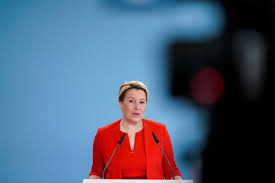 Justizministerin christine lambrecht (ebenfalls spd ) wird das amt der familienministerin zusätzlich. Nt4m R0ij1ylcm