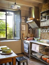 Zona de cocina, nevera, microondas, hervidor eléctrico, terraza, mesa de comedor, muebles de exterior. Como Debe Ser Una Cocina De Una Casa De Campo Bienvenidos A Mi Cocina
