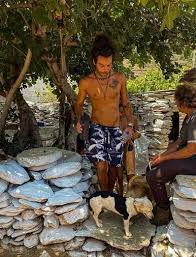 Ο γιος της ελένης μενεγάκη και του γιάννη λάτσιου, γνώρισε δημοσιότητα από μικρή ηλικία. Aggelos Latsios Oi Nees Fwtografies Apo Tis Diakopes Toy Kai To Sxolio Apo Th Gaia Merkoyrh Eikones Zwh Iefimerida Gr