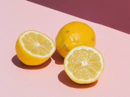 Le peeling est un soin riche en acide de fruits qui peut être réalisé en institut par une esthéticienne avec l'ingrédient magique du peeling est le citron, qui grâce à son côté acide va resserrer les pores et éliminer les impuretés. Decouvrez Tous Les Bienfaits Beaute Du Citron Une Mine D Or De Bien Etre Vitamine Omnisens