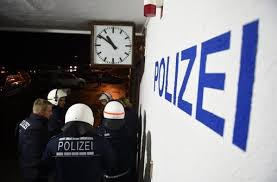 Gelber impfausweis behält seine gültigkeit. Aufnahmestelle Messstetten Junger Fluchtling Erleidet Schnittwunden Baden Wurttemberg Stuttgarter Zeitung