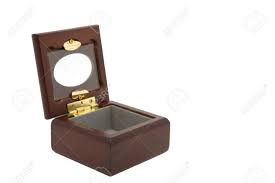 Cómo forrar un cajón con tela paso a paso. Pequenas Joyas Caja De Madera Forrado Con Tela Gris Con Una Ventana De Vidrio En La Tapa La Caja Esta Abierta Y Vacia Fotos Retratos Imagenes Y Fotografia De Archivo Libres De